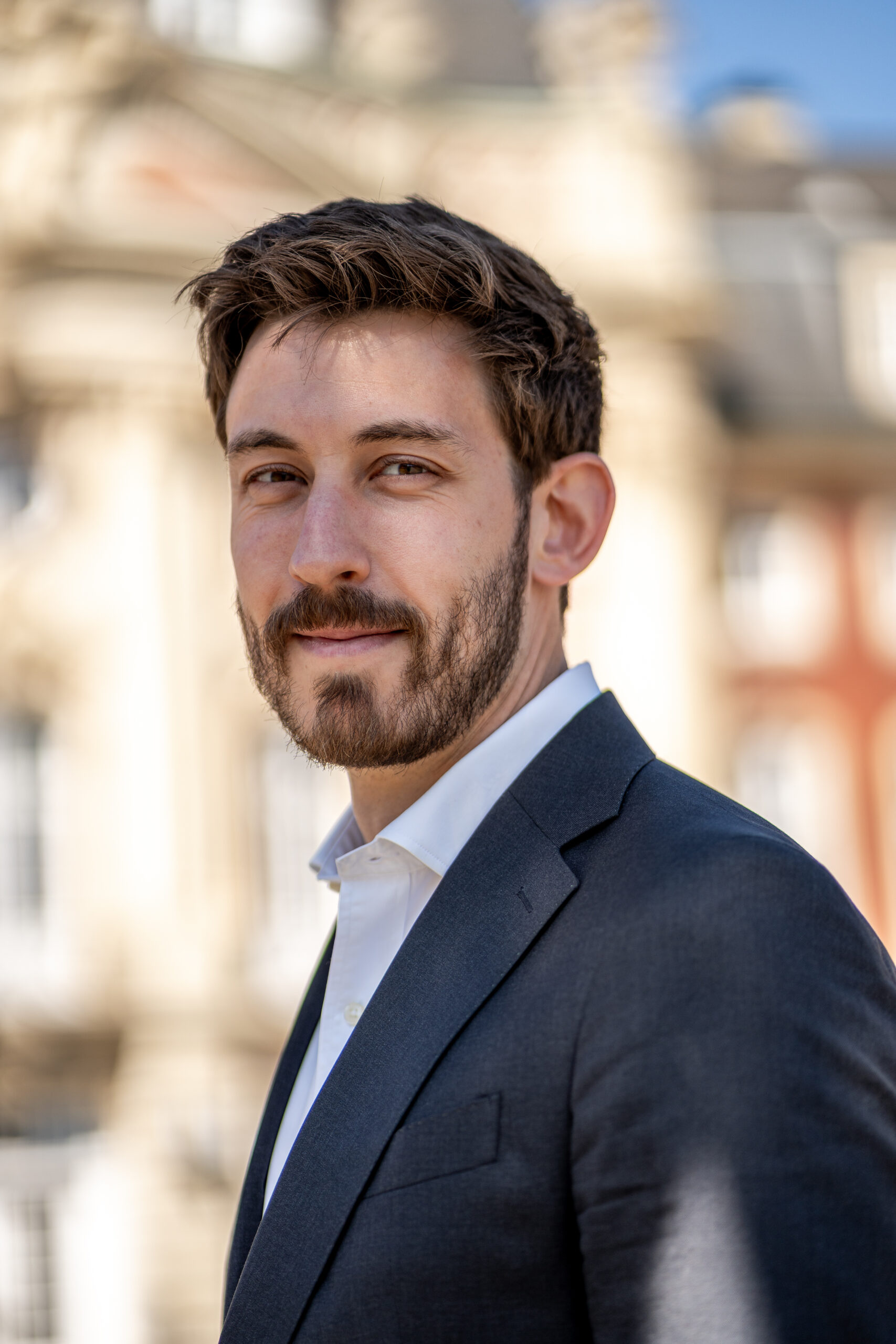 Businessfotografie-Lüneburg-Rechtsanwalt- Portrait Porträt eines Rechtsanwalts im Anzug vor dem Gerichtsgebäude in Lüneburg – professionelle Businessfotografie mit Fokus auf Autorität, Seriosität und juristische Expertise.