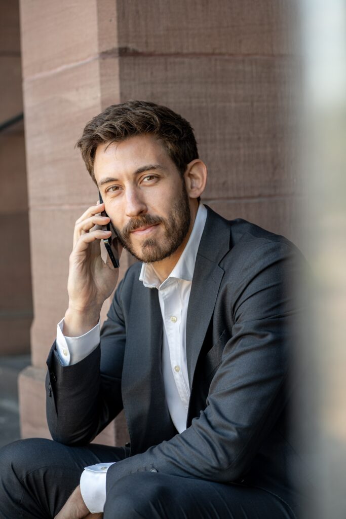 Porträt eines Rechtsanwalts im Anzug vor dem Gerichtsgebäude in Hamburg – professionelle Businessfotografie mit Fokus auf Autorität, Seriosität und juristische Expertise.