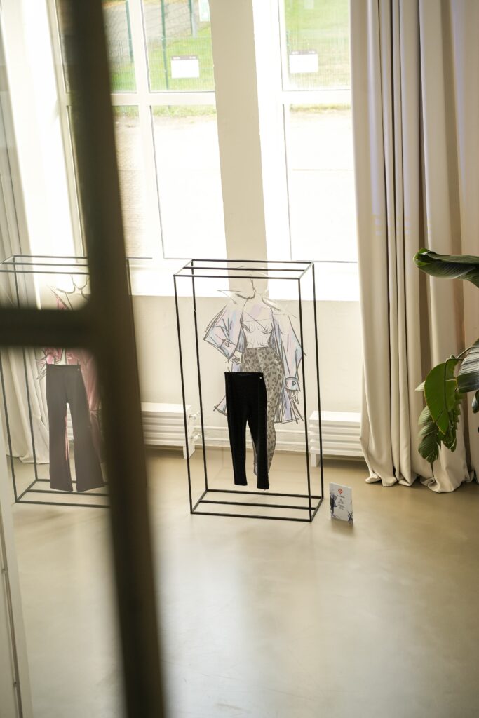 Lebendiges Event im KJU Studio in Hamburg 2025 – Besucher in Gesprächen, stilvolle Einrichtung und warmes Licht.