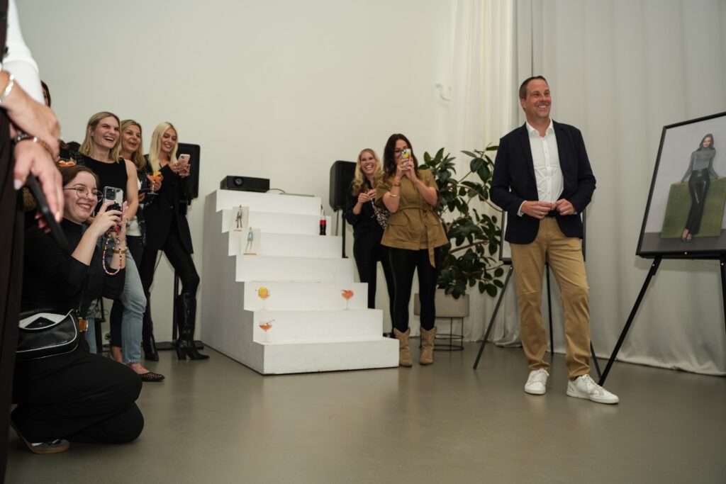 Lebendiges Event im KJU Studio in Hamburg 2025 – Besucher in Gesprächen, stilvolle Einrichtung und warmes Licht.