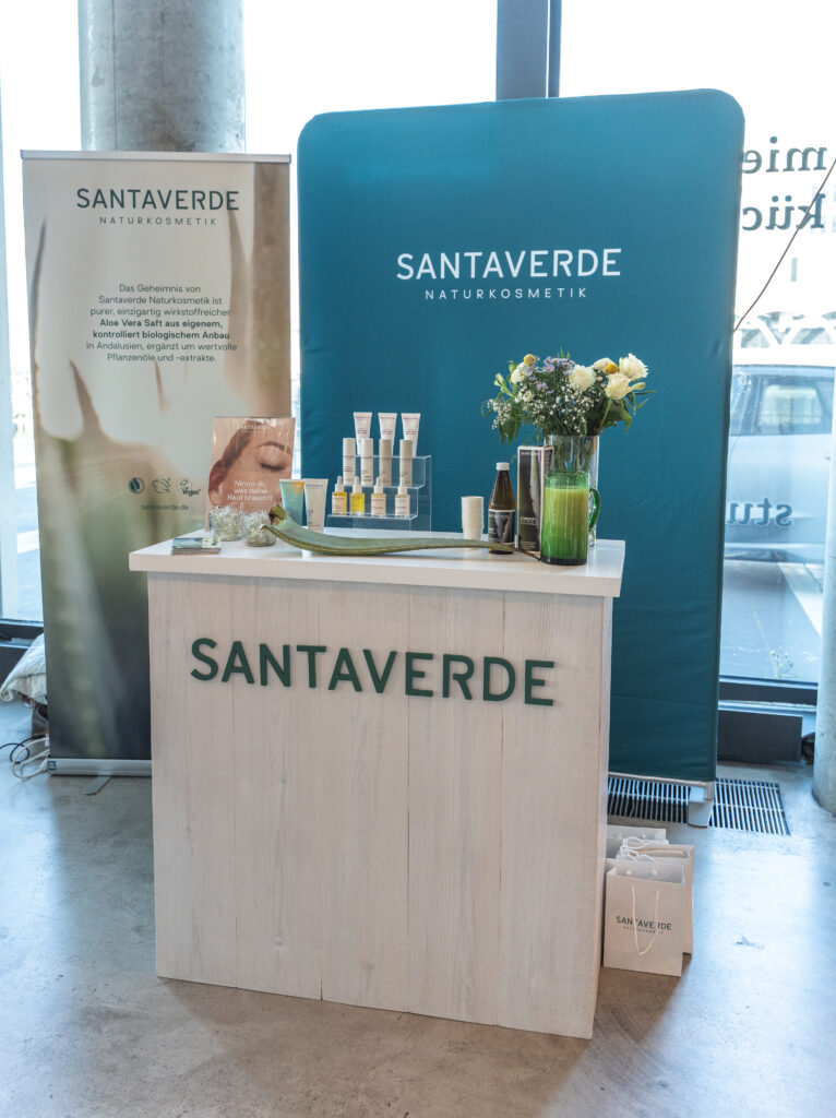 Lebendiges Hejmates Event im Foodlab Hamburg 2025 – Besucher in Gesprächen, stilvolle Einrichtung und warmes Licht.