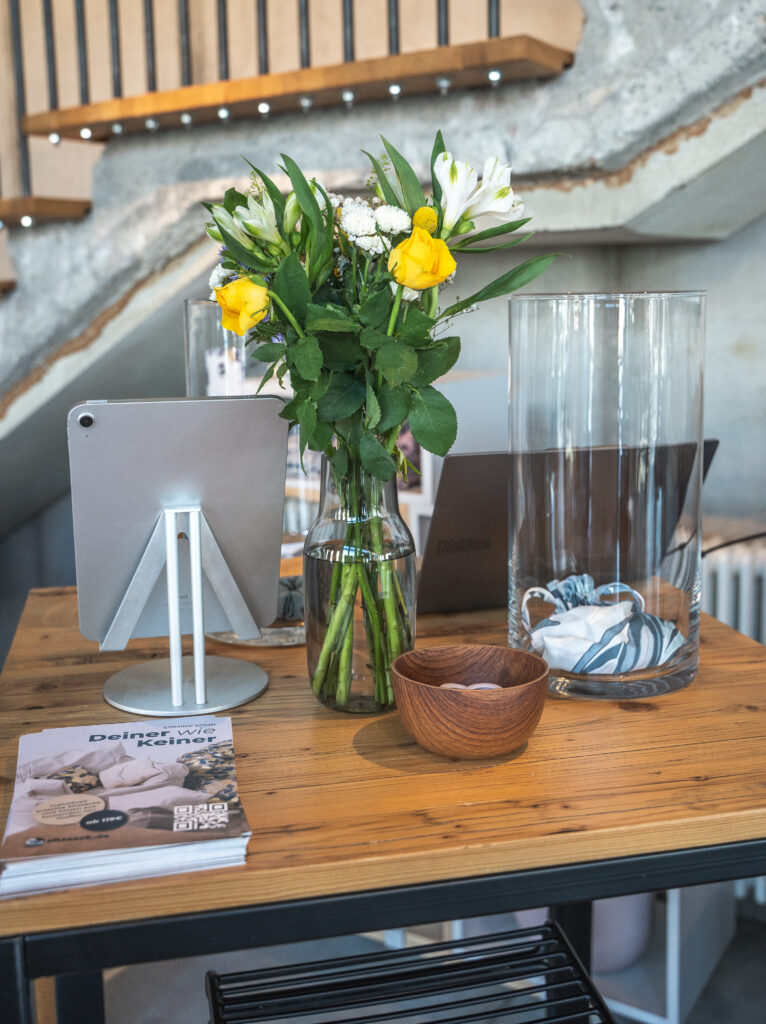 Lebendiges Hejmates Event im Foodlab Hamburg 2025 – Besucher in Gesprächen, stilvolle Einrichtung und warmes Licht.