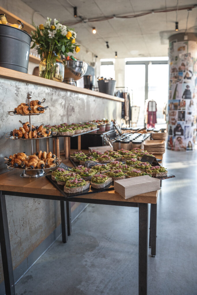 Lebendiges Hejmates Event im Foodlab Hamburg 2025 – Besucher in Gesprächen, stilvolle Einrichtung und warmes Licht.