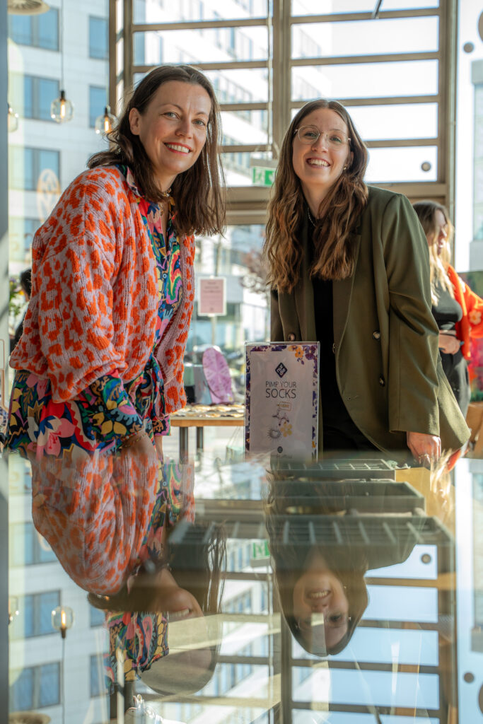 Lebendiges Hejmates Event im Foodlab Hamburg 2025 – Besucher in Gesprächen, stilvolle Einrichtung und warmes Licht.