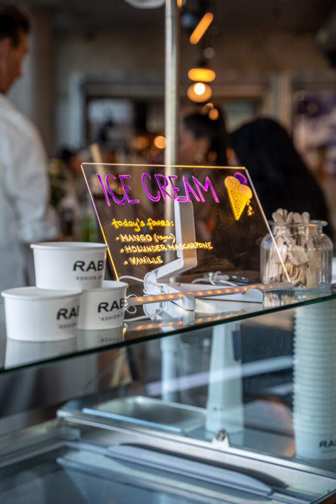 Lebendiges Hejmates Event im Foodlab Hamburg 2025 – Besucher in Gesprächen, stilvolle Einrichtung und warmes Licht.