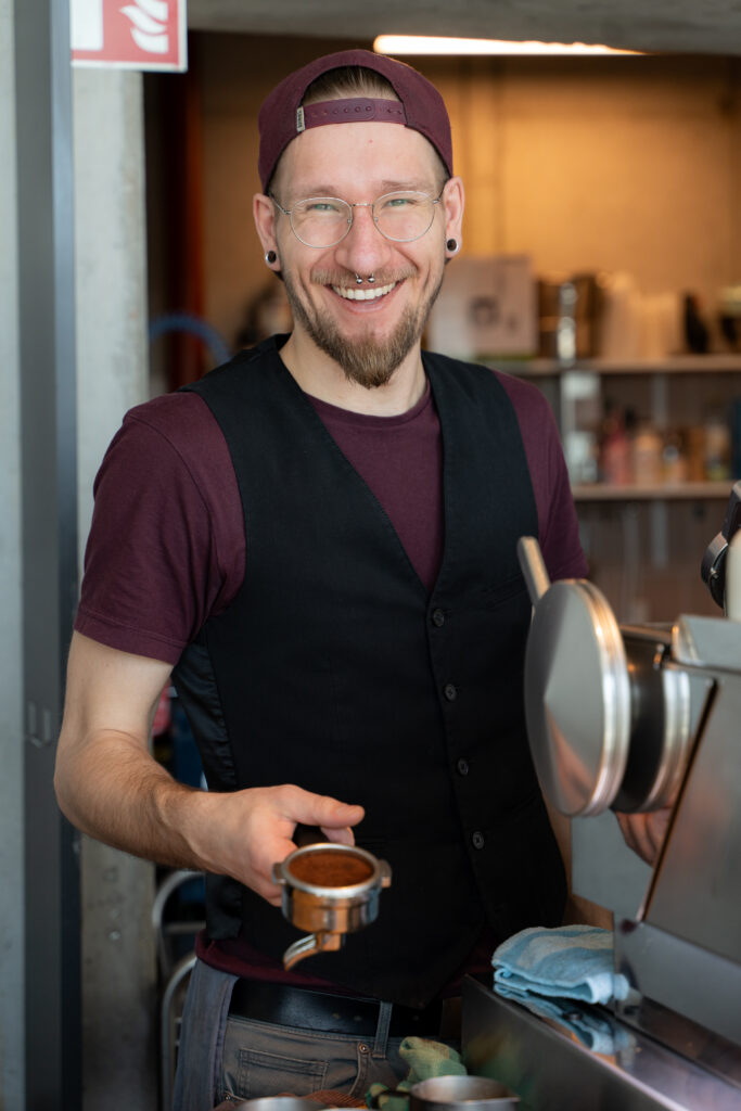 Lebendiges Hejmates Event im Foodlab Hamburg 2025 – Besucher in Gesprächen, stilvolle Einrichtung und warmes Licht.