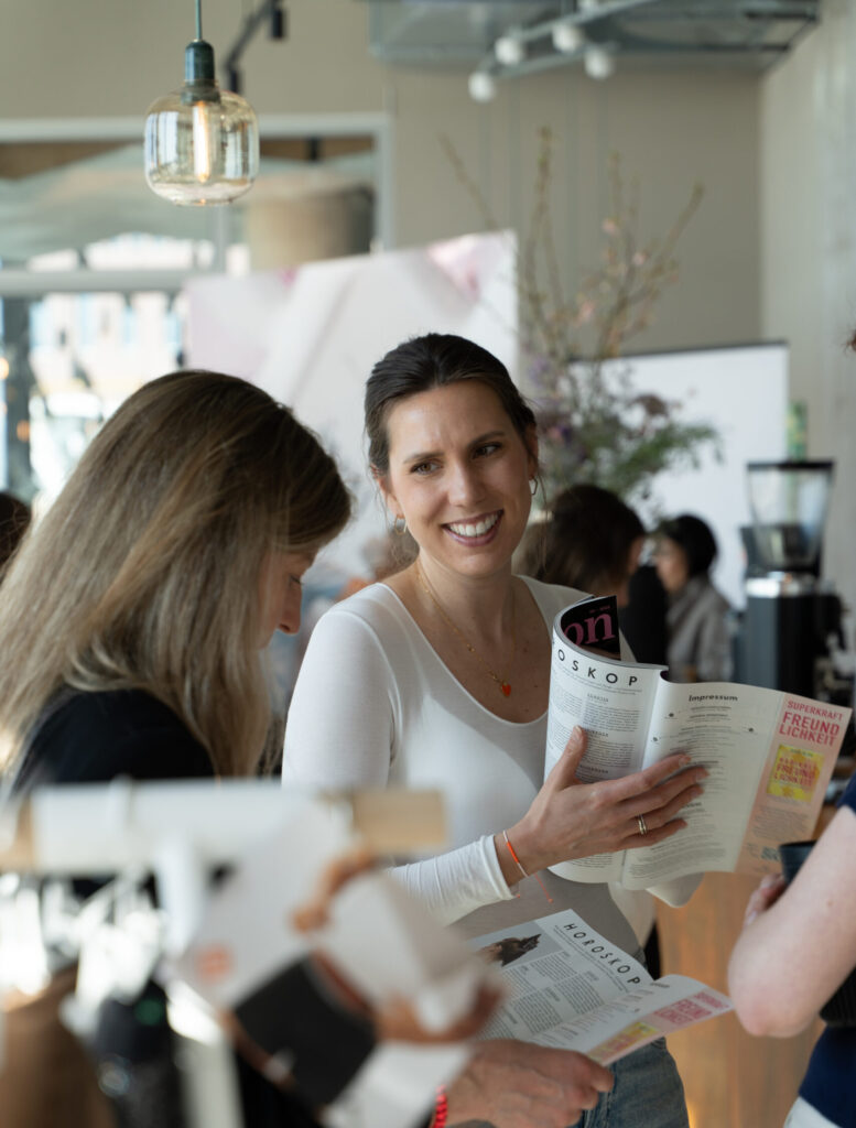 Lebendiges Event von Hejmates im Foodlab Hamburg 2025 – Besucher in Gesprächen, stilvolle Einrichtung und warmes Licht.