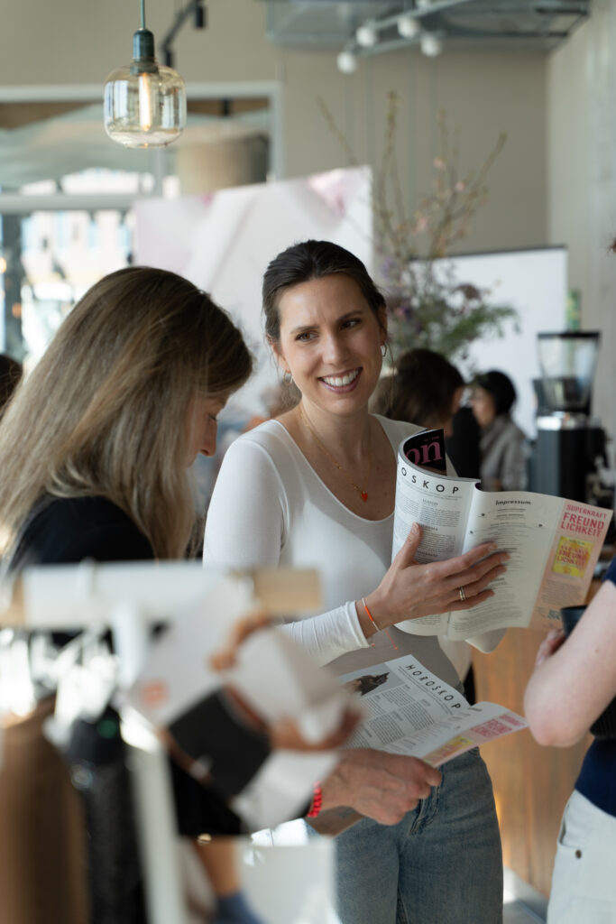 Lebendiges Hejmates Event im Foodlab Hamburg 2025 – Besucher in Gesprächen, stilvolle Einrichtung und warmes Licht.