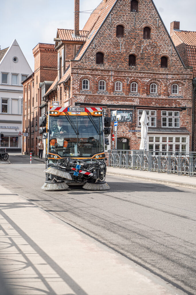 Professionelles Businessportrait aufgenommen von einem Business-Fotografen in Hamburg – modernes Fotoshooting 2025 für Unternehmensauftritt und Karriere.